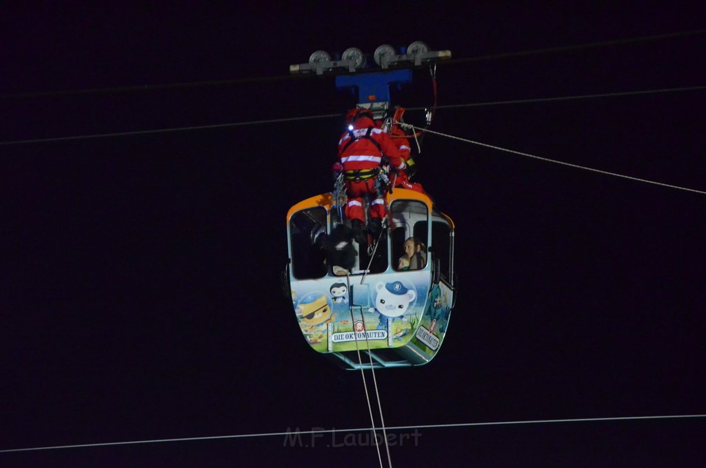 Einsatz BF Hoehenretter Koelner Seilbahn Hoehe Zoobruecke P2398.JPG